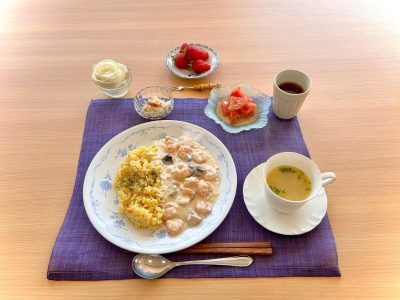 えびライストマトサラダうどの酢味噌和えオニオンスープデザート苺 ぶどうの木 デイサービス from Instagram