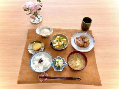 新玉ねぎの肉巻き高野豆腐の卵とじ長芋と新生姜の酢の物蒸し芋春キャベツと玉葱のみそ汁香の物デザートいちごジュース ぶどうの木 デイサービス from Instagram