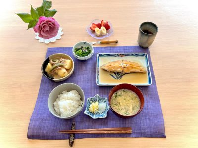 かれいの煮付けじゃがいものそぼろ煮ほうれん草のおひたしかき玉汁香の物デザートいちご、バナナいちご ぶどうの木 デイサービス from Instagram