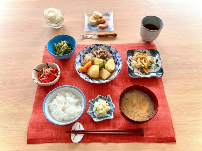 肉じゃがかき揚げ(新玉葱、桜えび、三つ葉)じゃこピーマントマトサラダ厚揚げのみそ汁香の物デザートキウイ🥝(ルビーレッド) とバナナ ぶどうの木 デイサービス from Instagram