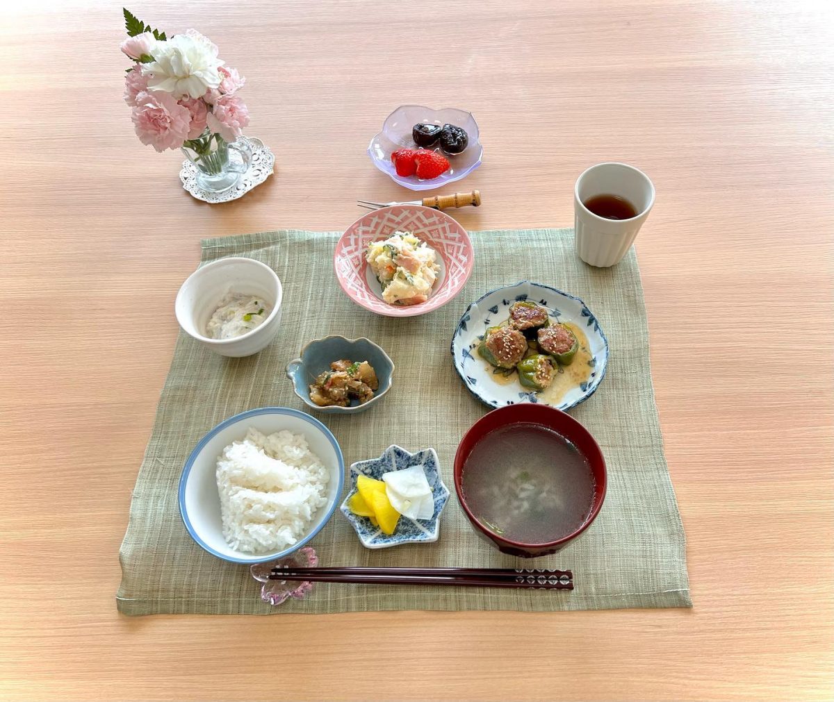 ピーマンの肉詰めポテトサラダ鯛のゴマ醤油合え長芋としらすの酢の物もやしとにらのスープ香の物デザートいちごとプルーン ぶどうの木 デイサービス from Instagram