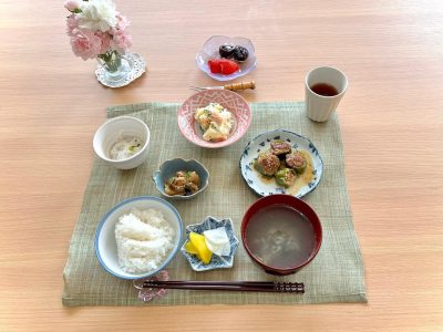 ピーマンの肉詰めポテトサラダ鯛のゴマ醤油合え長芋としらすの酢の物もやしとにらのスープ香の物デザートいちごとプルーン ぶどうの木 デイサービス from Instagram