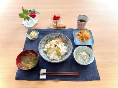 筍寿司白和えかき揚げポテトサラダなめこ汁デザート苺 ぶどうの木 デイサービス from Instagram