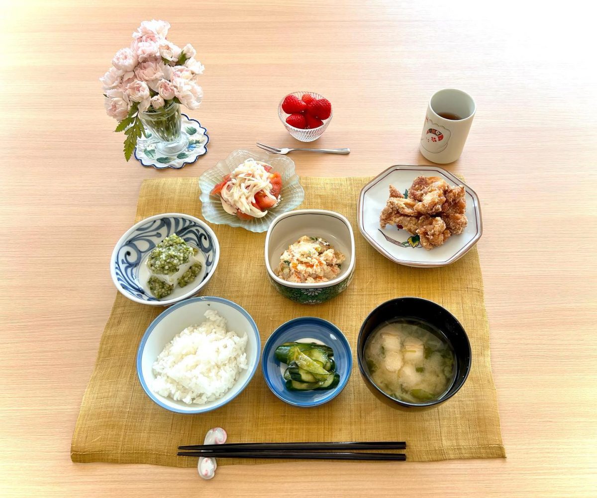 鶏のから揚げ卯の花"だし”のせ冷奴トマトサラダ香の物みそ汁デザート苺 ぶどうの木 デイサービス from Instagram