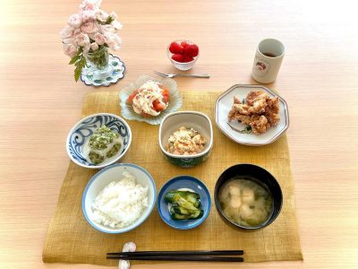 鶏のから揚げ卯の花"だし”のせ冷奴トマトサラダ香の物みそ汁デザート苺 ぶどうの木 デイサービス from Instagram
