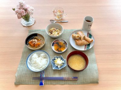 春巻き南瓜のそぼろあんかけ白菜とツナの昆布和え中華風コーンスープ香の物デザート ぶどうの木 デイサービス from Instagram