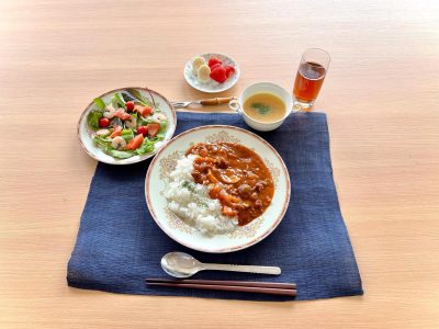 ハヤシライスサーモンとエビのサラダオニオンスープデザートいちご、バナナ ぶどうの木 デイサービス from Instagram