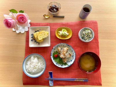 鯖竜田の和風あんかけほうれん草の白和えだし巻き玉子みそ汁香の物デザートコーヒーゼリー️ ぶどうの木 デイサービス from Instagram