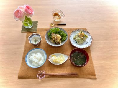 鯖のゴマ酢漬けアスパラと桜えびのかき揚げソラ豆の天ぷら筍の磯辺揚げ山芋の酢の物香の物牛肉とクレソンのスープデザート梅のゼリー ぶどうの木 デイサービス from Instagram