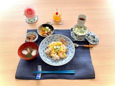 ばら寿司煮物(高野豆腐、椎茸、南瓜)五目煮豆茶碗蒸し松茸麩のお吸い物デザートマンゴーゼリー🥭 ぶどうの木 デイサービス from Instagram