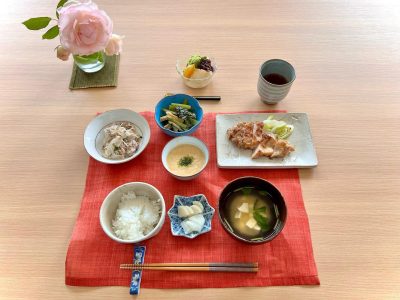 鶏もも肉の塩麹焼き小松菜と油揚げの煮物新玉ねぎと鯖缶のサラダとろろご飯みそ汁デザートアイスクリーム ぶどうの木 デイサービス from Instagram