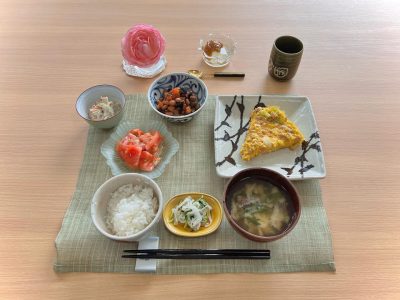 とり卵五目煮豆(いか豆)トマトサラダ椎茸、刺身こんにゃく、カニ棒のごま酢和え香の物みそ汁デザート梅ゼリー ぶどうの木 デイサービス from Instagram