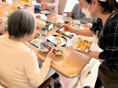 天ぷらおかわりできます。揚げたての天ぷらいかがでしょうか？ ぶどうの木 デイサービス from Instagram