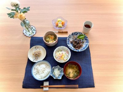 牛肉と茄子のカレーハニー炒め高野豆腐の玉子とじ春雨サラダ花しゅうまい小松菜のみそ汁香の物デザートメロン ぶどうの木 デイサービス from Instagram