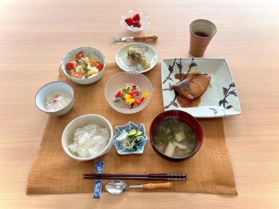 ぶりの照り焼きマカロニサラダ夏野菜のゼリー寄せ長芋と茗荷の酢の物ちくわの磯辺揚げ香の物みそ汁デザート苺 ぶどうの木 デイサービス from Instagram