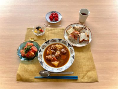 ロール豚肉のシチュー焼き立てパントマトサラダ野菜のゼリー寄せデザート苺 ぶどうの木 デイサービス from Instagram