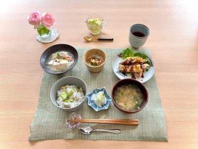 ミルフィーユ豚カツ豆腐のセロリカニかまあんかけ山芋ともずくの酢の物えのきだけの味噌汁ソラ豆ご飯香の物デザートメロンゼリー ぶどうの木 デイサービス from Instagram