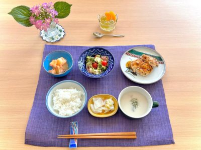 豆腐ハンバーグタラコじゃがバターブロッコリーとトマトのサラダキノコのミルクスープデザートマスカットゼリー ぶどうの木 デイサービス from Instagram