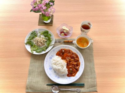 ハヤシライス鶏ささみときゅうりのサラダコンソメスープデザートぶどう、バナナ ぶどうの木 デイサービス from Instagram