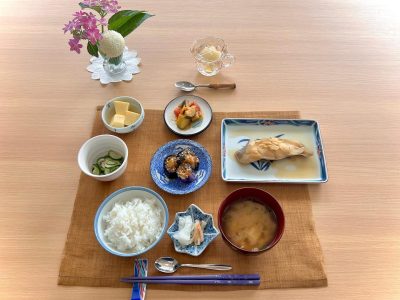 カレイの煮付けなす田楽卵豆腐きゅうりの酢の物ズッキーニとトマト煮込みみそ汁香の物(スイカの糠漬け)デザート白桃のゼリー ぶどうの木 デイサービス from Instagram