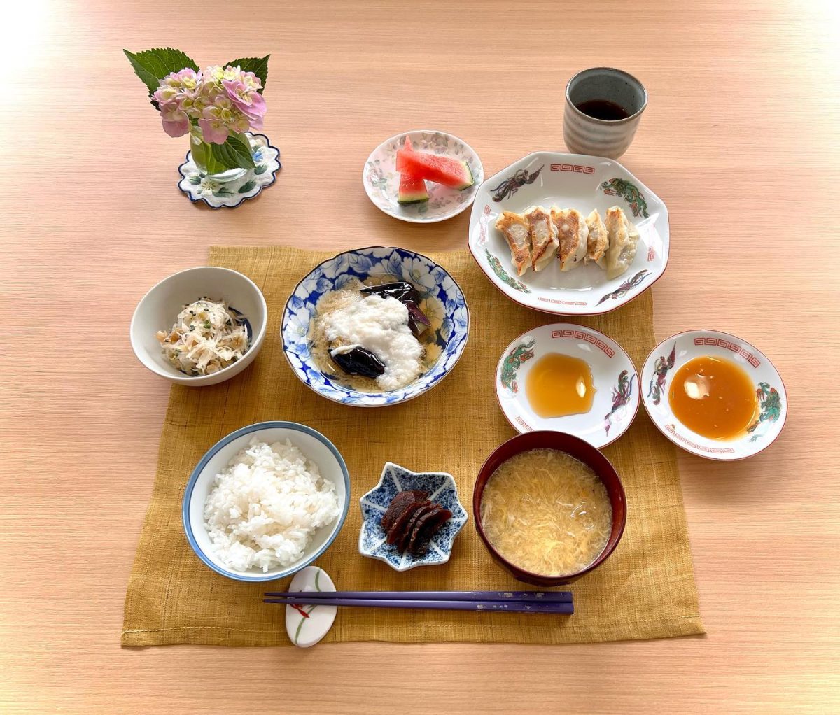 焼き餃子(酢醤油、味噌ダレ)なすのとろろかけ大根とザーサイのサラダ中華玉子スープ奈良漬けデザートスイカ ぶどうの木 デイサービス from Instagram