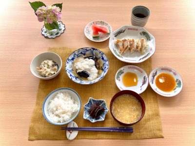 焼き餃子(酢醤油、味噌ダレ)なすのとろろかけ大根とザーサイのサラダ中華玉子スープ奈良漬けデザートスイカ ぶどうの木 デイサービス from Instagram