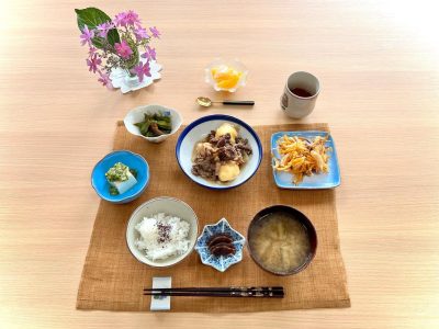 肉じゃがかき揚げ甘長とうがらしおかか煮”だし”のせ冷奴香の物　奈良漬みそ汁デザートマンゴーゼリー🥭 ぶどうの木 デイサービス from Instagram