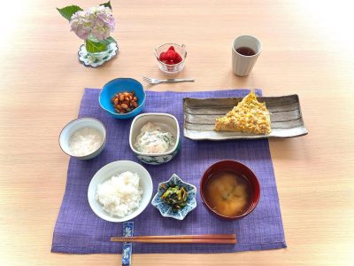とり卵白和えポークビーンズ新生姜と長芋の酢の物香の物みそ汁デザート苺 ぶどうの木 デイサービス from Instagram
