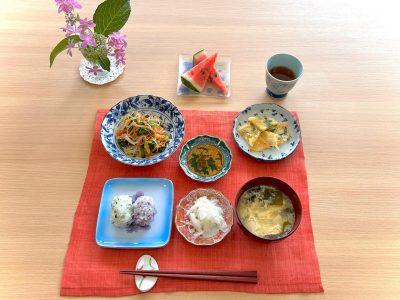 ニラチヂミチャプチェ小さなおにぎり豆腐と玉子のスープ香の物デザートスイカ ぶどうの木 デイサービス from Instagram