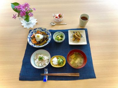 鮭と茄子のあんかけフライド山芋わかめとキュウリとあまなつの酢の物しらす干しと梅のご飯厚揚げと玉ねぎの味噌汁香の物デザート苺のババロア ぶどうの木 デイサービス from Instagram