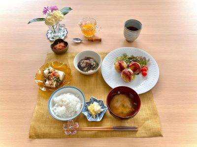 コロッケなすとピーマンの味噌煮おくらトマトのせ冷奴茗荷と人参の甘酢漬けみそ汁香の物デザートマンゴーゼリー ぶどうの木 デイサービス from Instagram