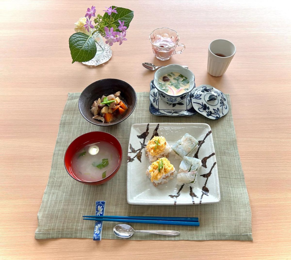 鯛の押し寿司ツナの押し寿司筑前煮茶碗蒸しとろろのお吸い物デザートイチゴのババロア ぶどうの木 デイサービス from Instagram