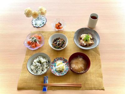 わかめご飯揚げ豚の大根おろしかけひじきの五目煮サーモンの塩昆布和えトマトと新玉ねぎのサラダ香の物みそ汁デザートミックスジュース ぶどうの木 デイサービス from Instagram