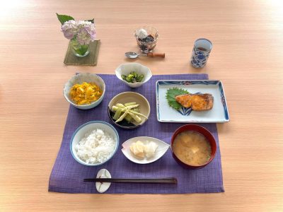 ぶりの照り焼きふきと姫竹の煮物カボチャのサラダきゅうりの酢の物みそ汁香の物デザートコーヒーゼリー️ ぶどうの木 デイサービス from Instagram