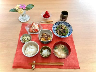 青椒肉絲新じゃがのそぼろ煮トマトサラダオクラとちくわのわさび漬和え香の物みそ汁デザート苺 ぶどうの木 デイサービス from Instagram