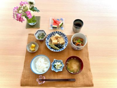 厚揚げと小松菜の炒め煮筑前煮きゅうり、茗荷、しらすの酢の物蒸し芋みそ汁香の物デザートスイカ ぶどうの木 デイサービス from Instagram